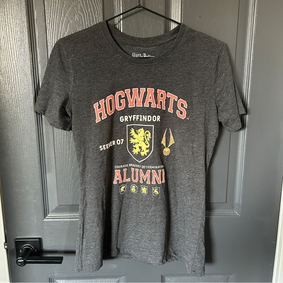 Harry Potter Hogwarts Alumni T-Shirt - Picture 1 of 5